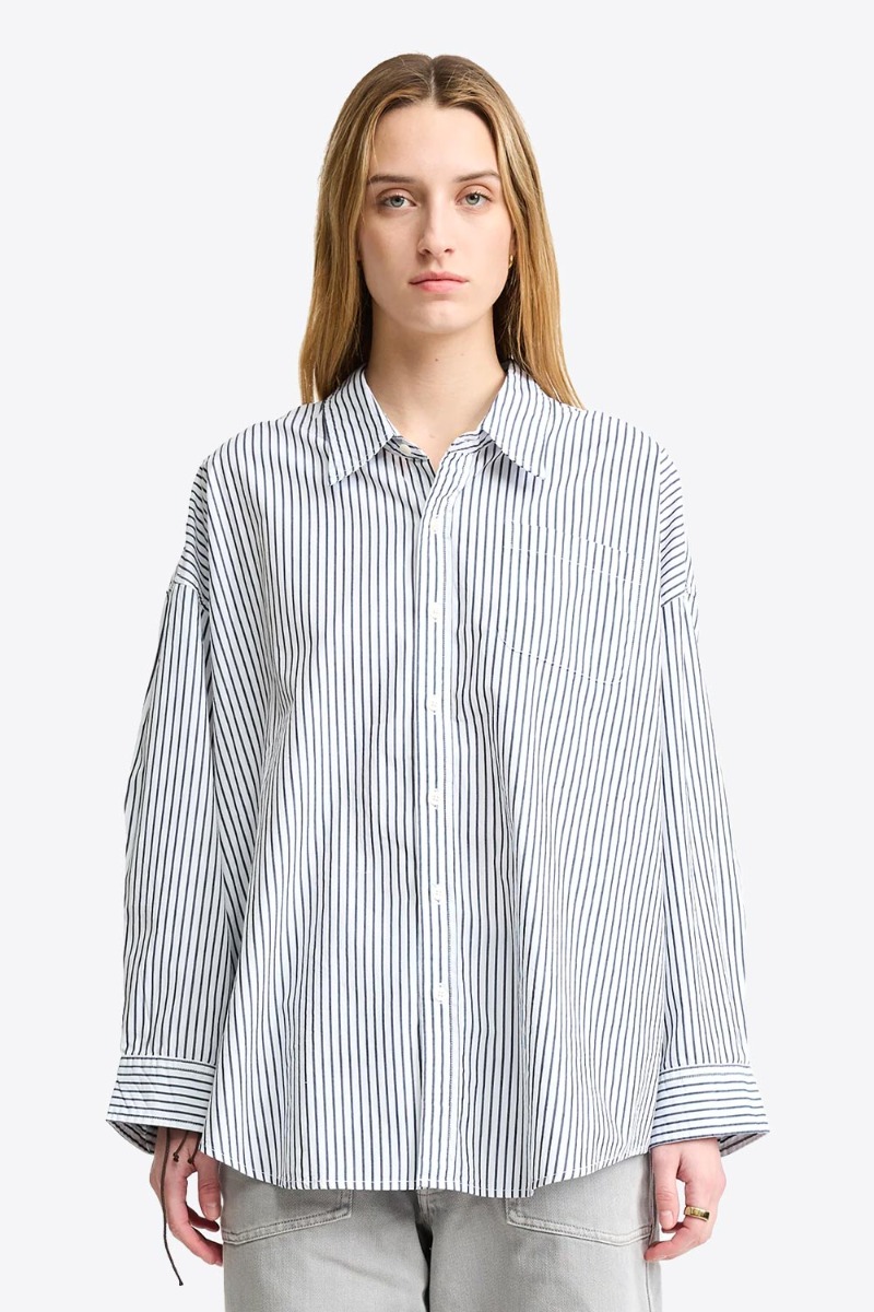 Chemise Button Front Shirt Denimist en popeline de coton blanche rayures marine portée de face.