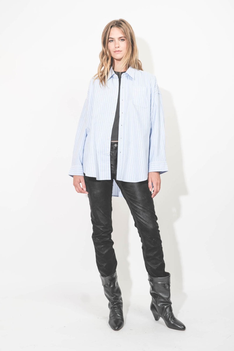 Chemise Button Front Shirt Denimist en coton bleu ciel rayures blanches. Portée de face.