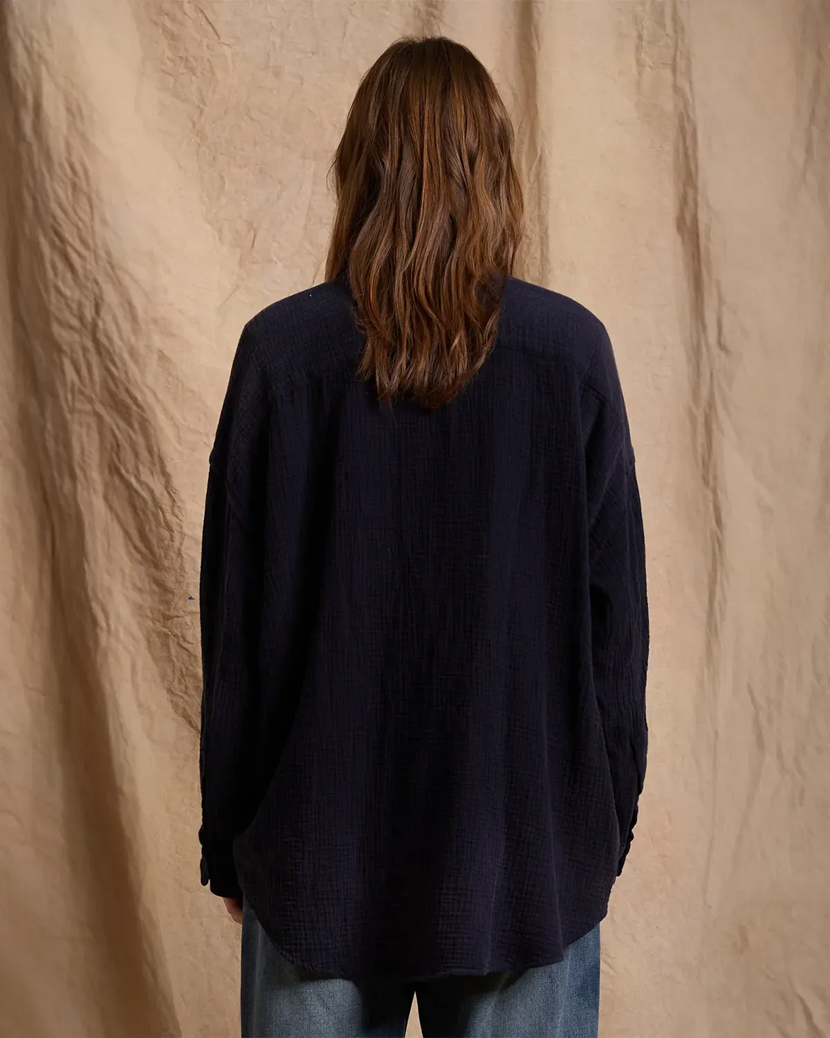 Chemise manches longues en coton froissé bleu marine Denimist. Porté de dos.