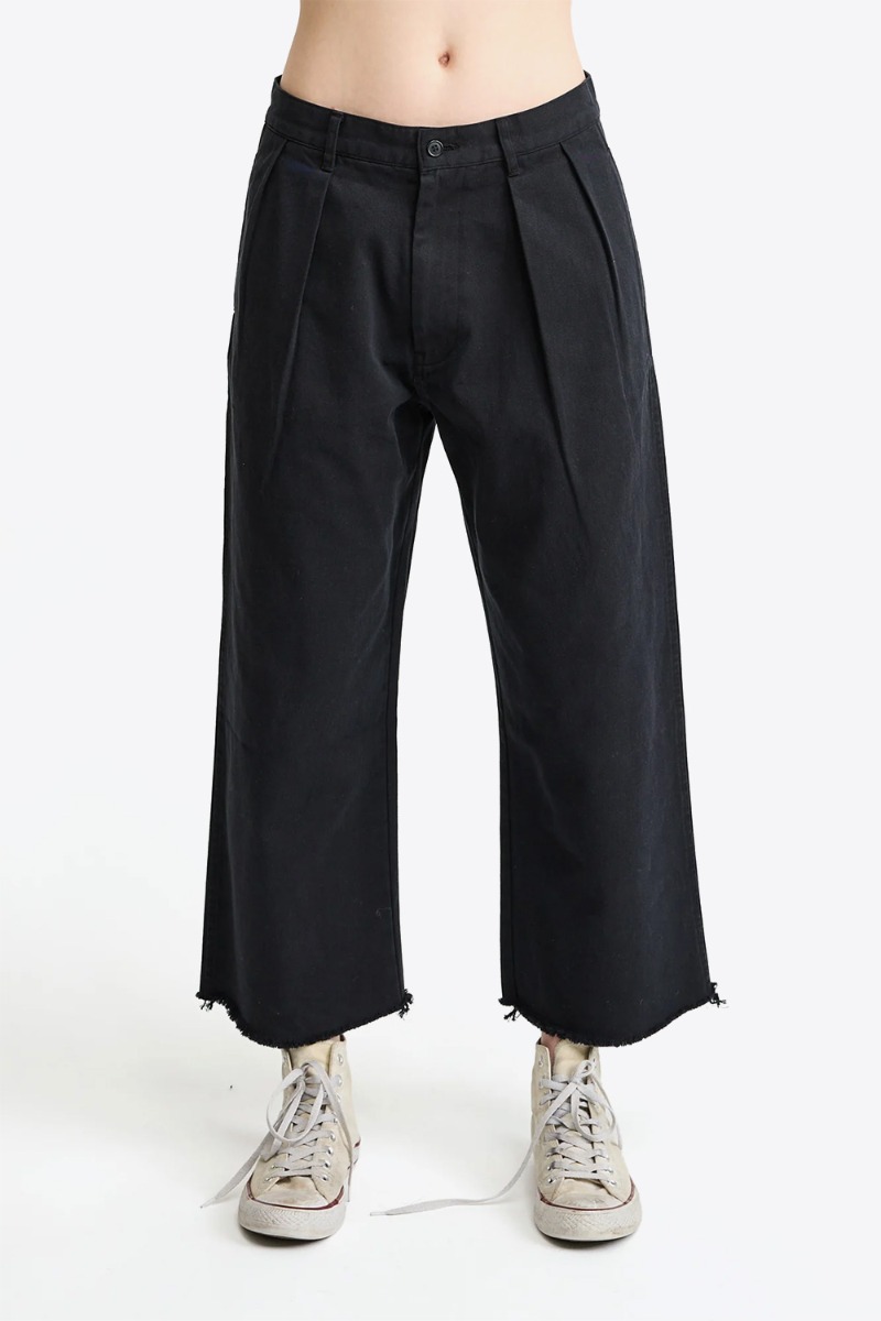 Pantalon chino à pinces Denimist en toile de coton noir porté de face.