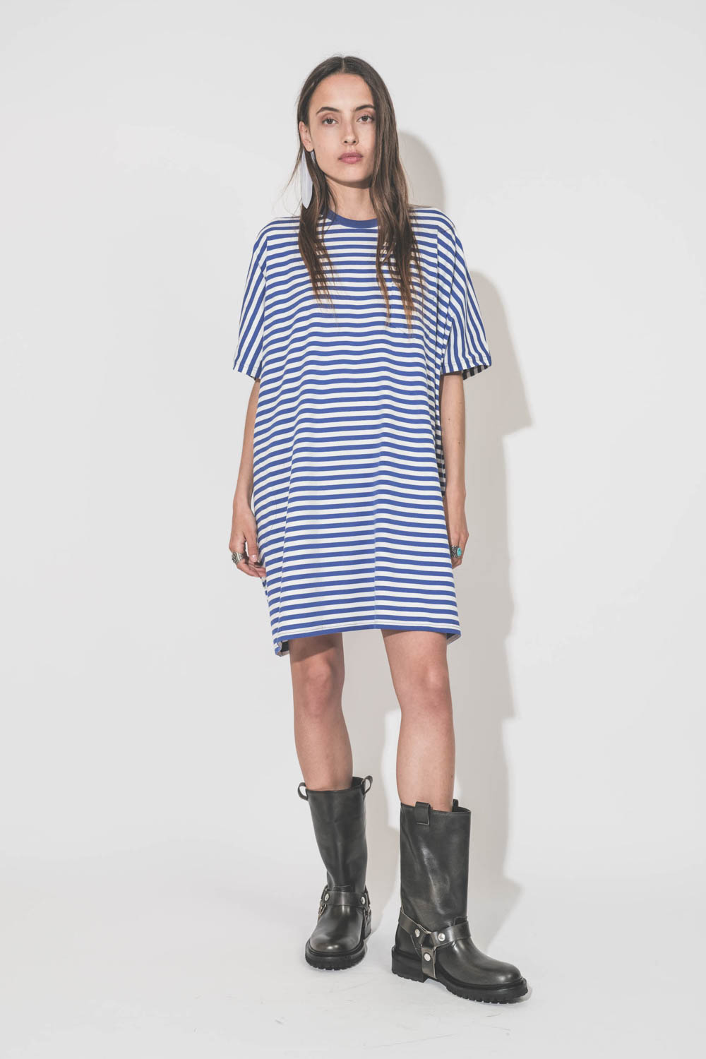 Robe manches courtes oversized en jersey de coton rayée bleu et blanche mini poche poitrine Denimist. Portée de face avec des bottes de biker en cuir noir Kurt Golden Goose.  