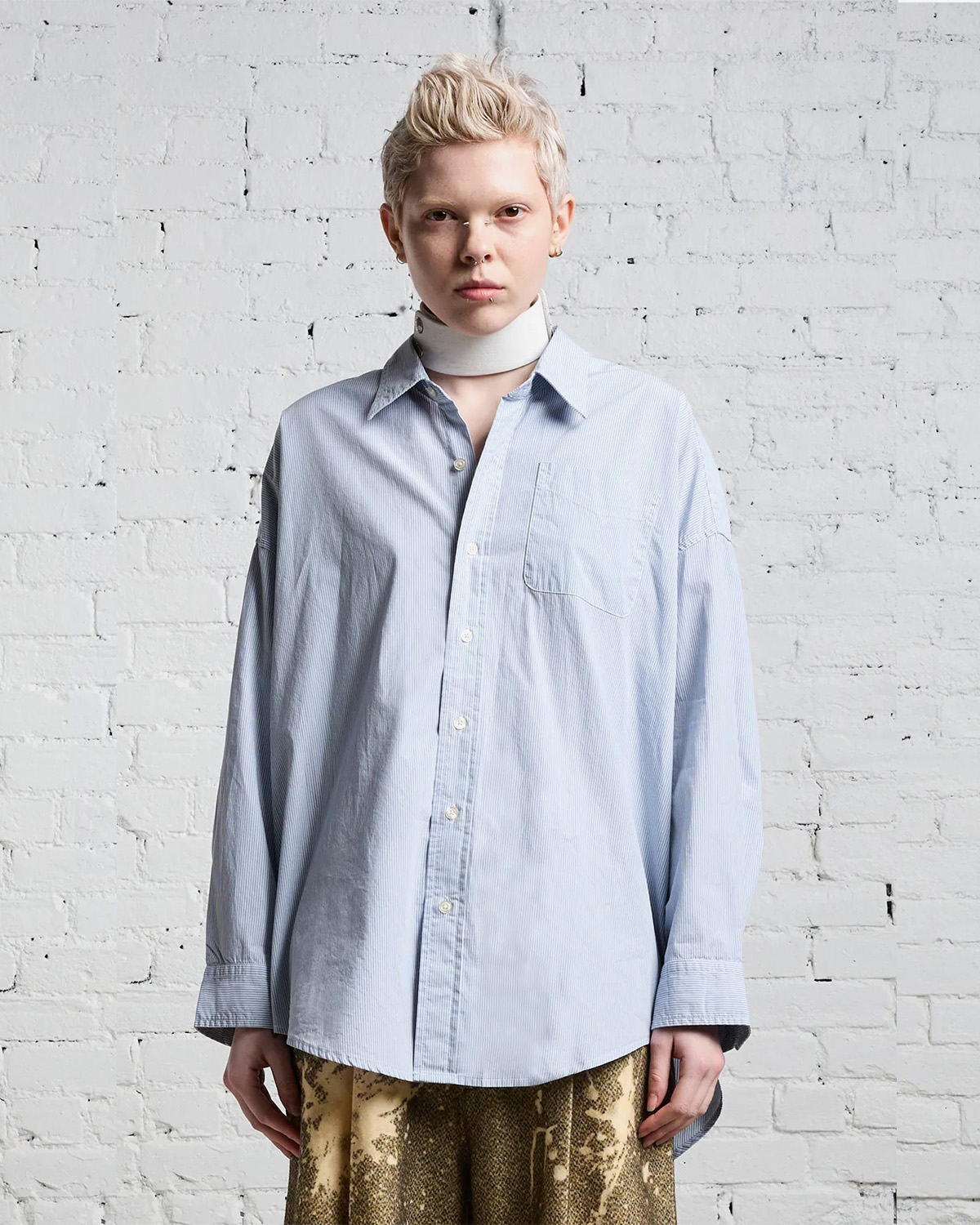 Chemise manches longues oversized rayures bleu ciel et blanches R13. Porté face. 