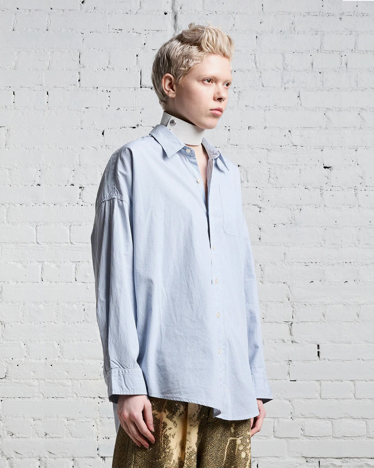 Chemise manches longues oversized rayures bleu ciel et blanches R13. Porté profil. 