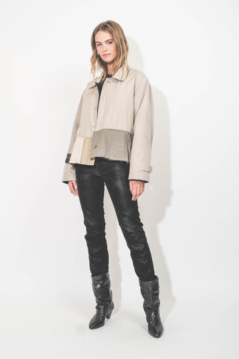 Manteau beige en tissus upcyclés, modèle court signé Yekaterina Ivankova porté de face.