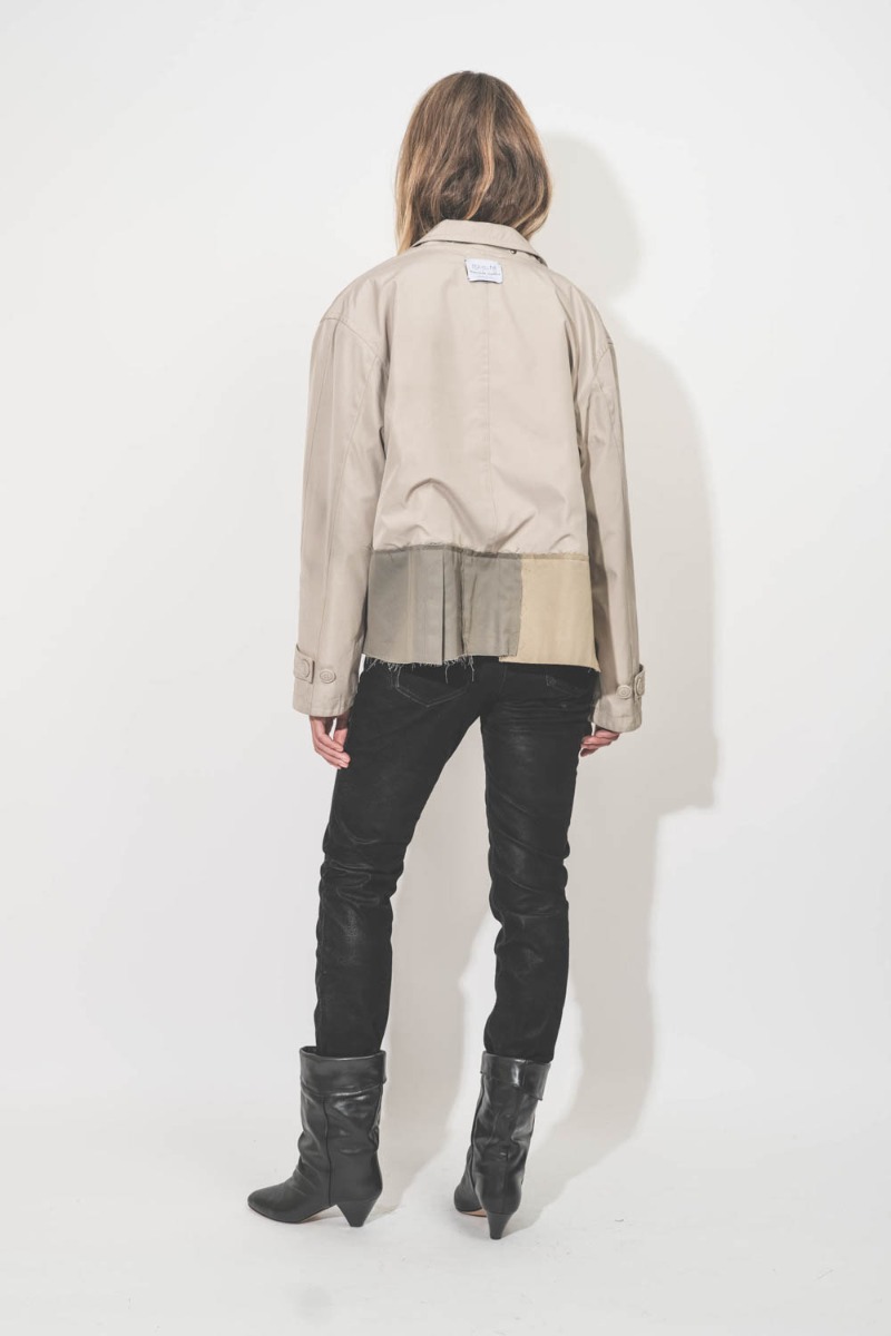 Trench revisité en version courte, confection upcyclée Yekaterina Ivankova porté de dos. 