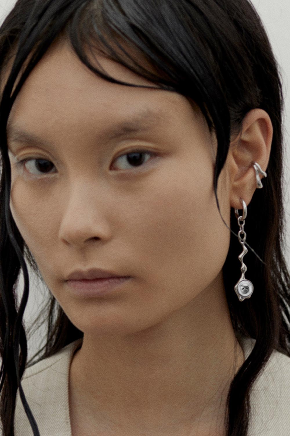 Maria Black Ear Cuff River – Argent