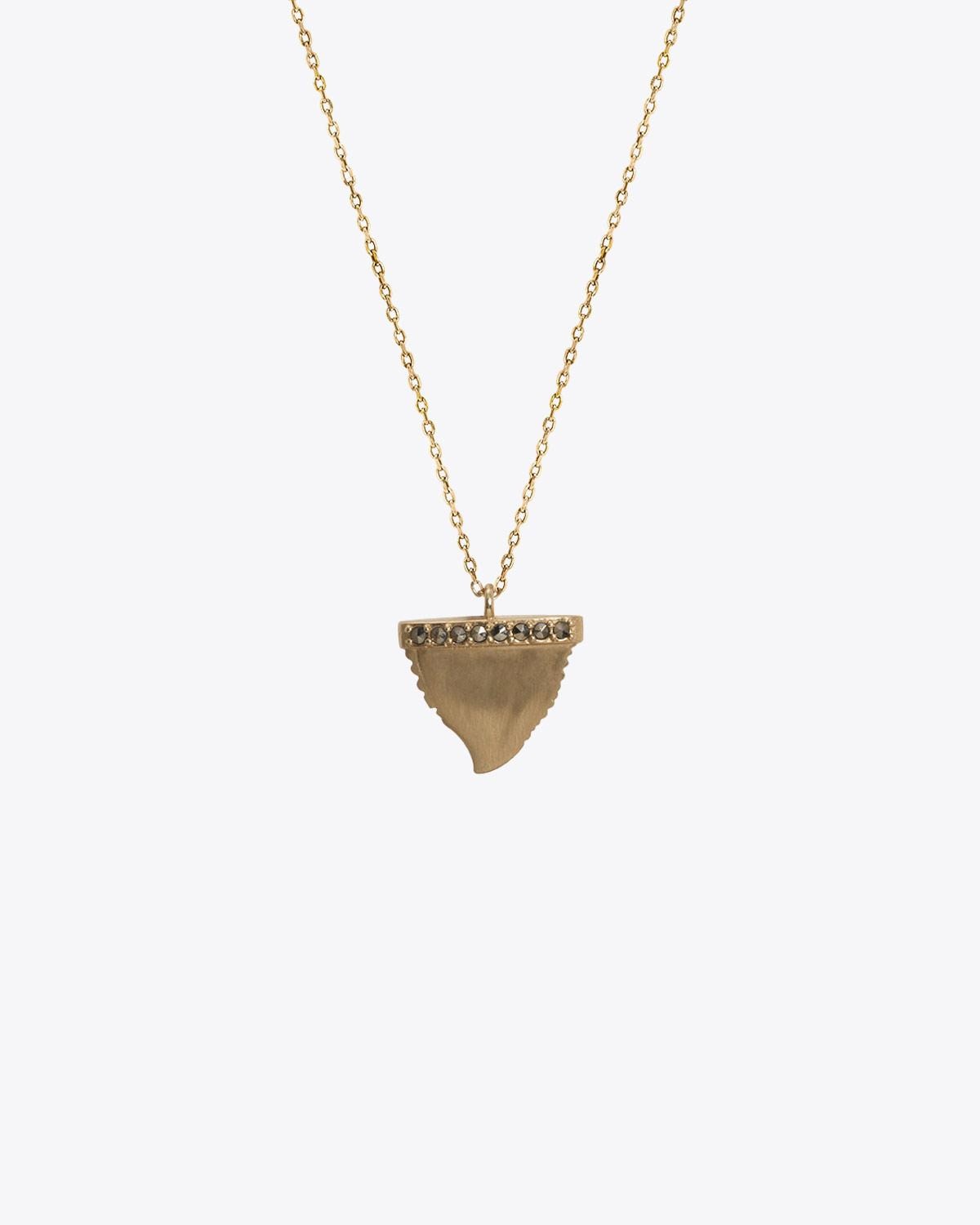 Feidt Collier Dent de Requin – Or jaune 9k et Saphirs Gris