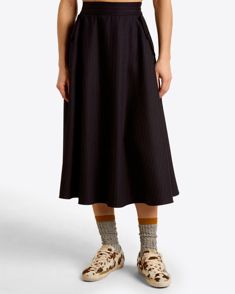 Jupe Midi Circle Golden Goose en laine vierge bleu nuit à rayures portée de face.