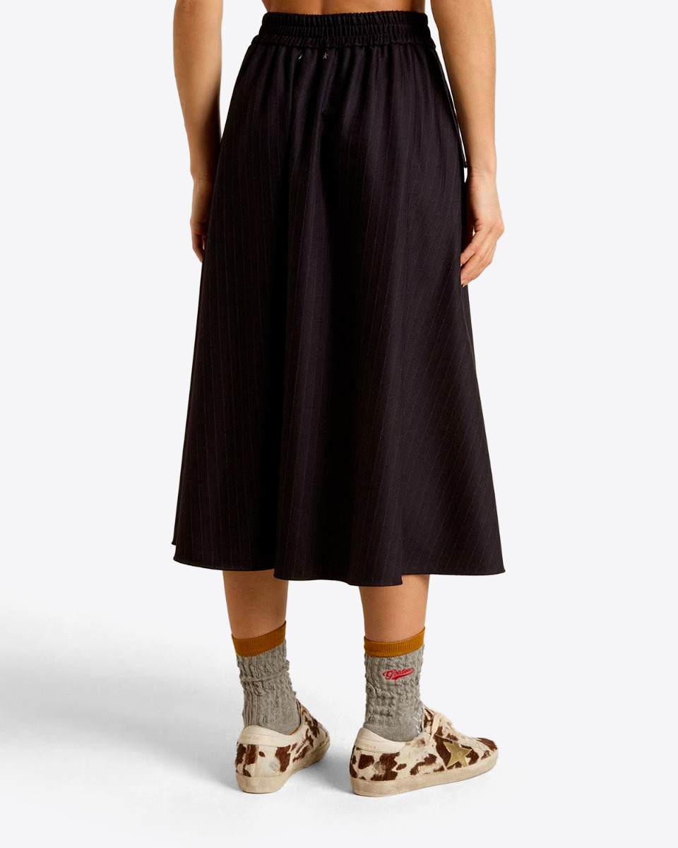 Jupe Midi Circle Golden Goose en laine vierge bleu nuit à rayures portée de dos.