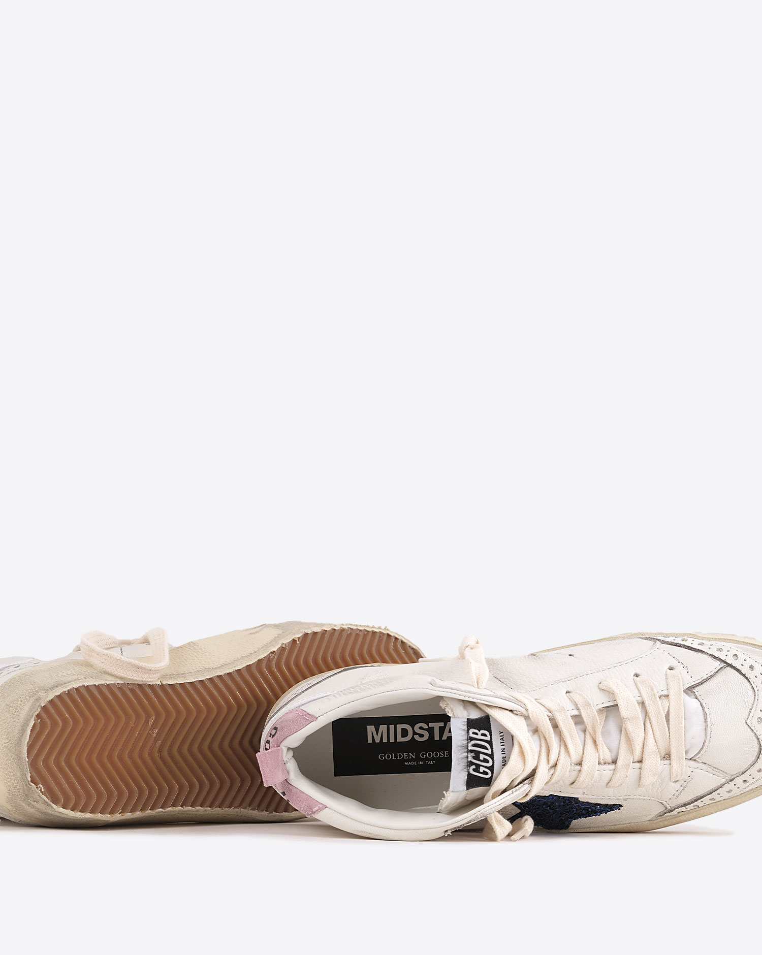 Sneakers Mid Star Golden Goose femme en cuir blanc étoile à paillettes bleues arrière rose. Détail de la semelle.