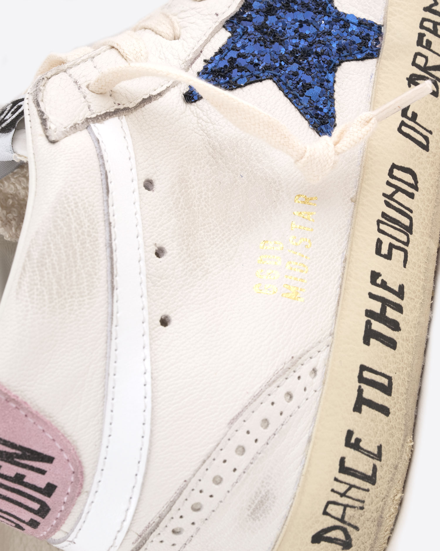 Sneakers Mid Star Golden Goose femme en cuir blanc étoile à paillettes bleues arrière rose. Détail de l'étoile bleue. 