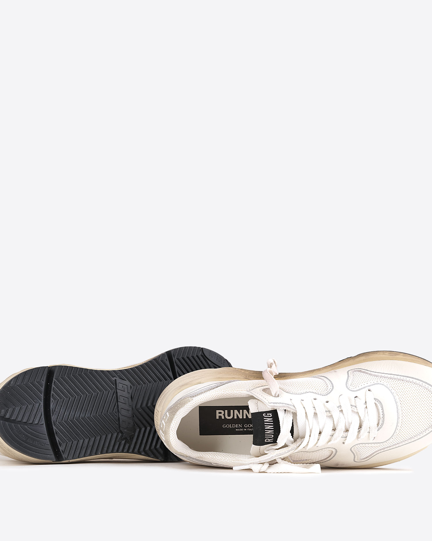 Sneakers Running Sole Golden Goose femme blanche étoile en cuir blanc arrière argent. Détail du dessous de la semelle.