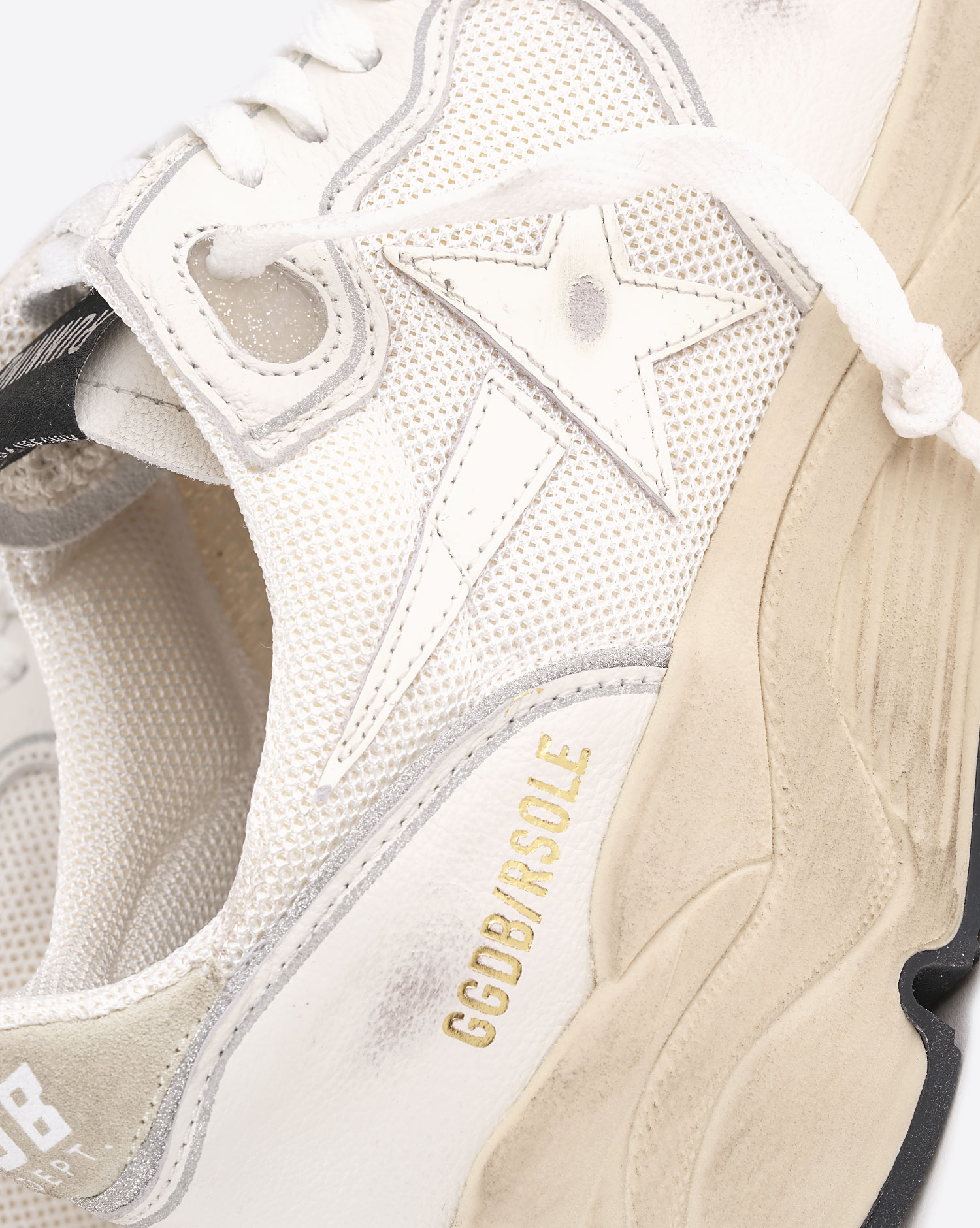 Sneakers Running Sole Golden Goose femme blanche étoile en cuir blanc arrière argent. Détail de la matière.
