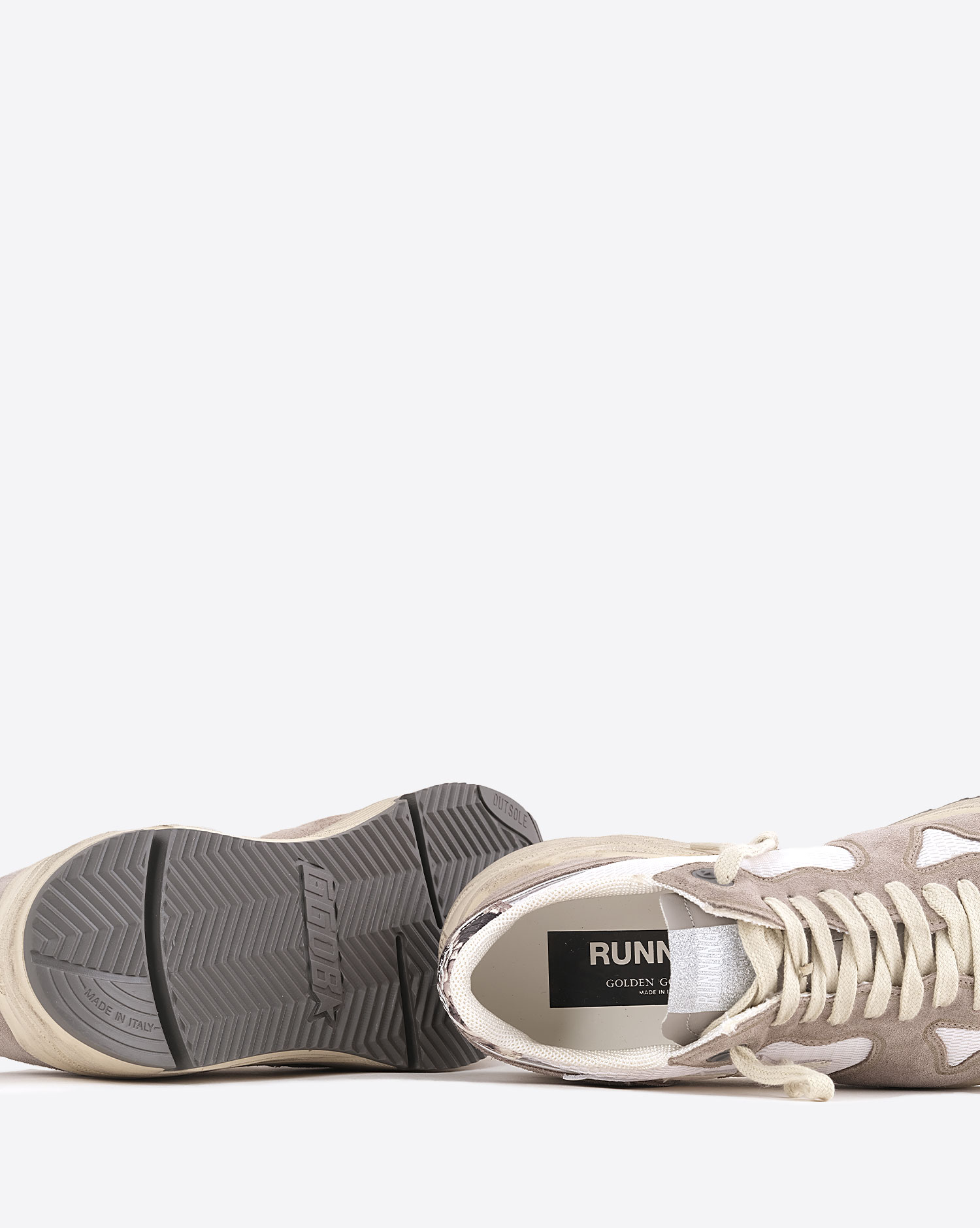 Sneakers running Sole Golden Goose femme blanche et beige étoile filante en cuir blanc et contrefort en cuir effet python taupe. Détail dessous de la semelle.