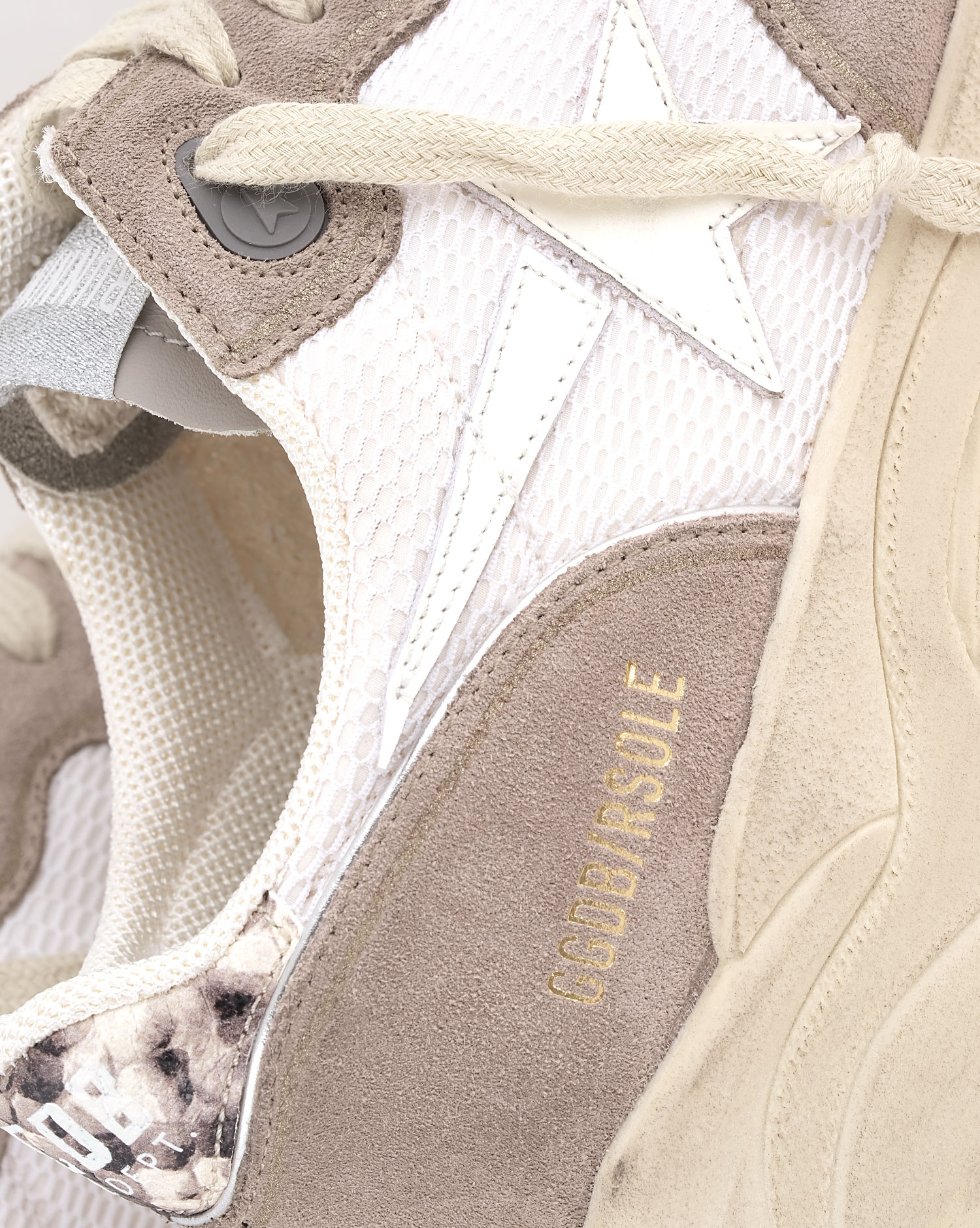 Sneakers running Sole Golden Goose femme blanche et beige étoile filante en cuir blanc et contrefort en cuir effet python taupe. Détail de matière. 