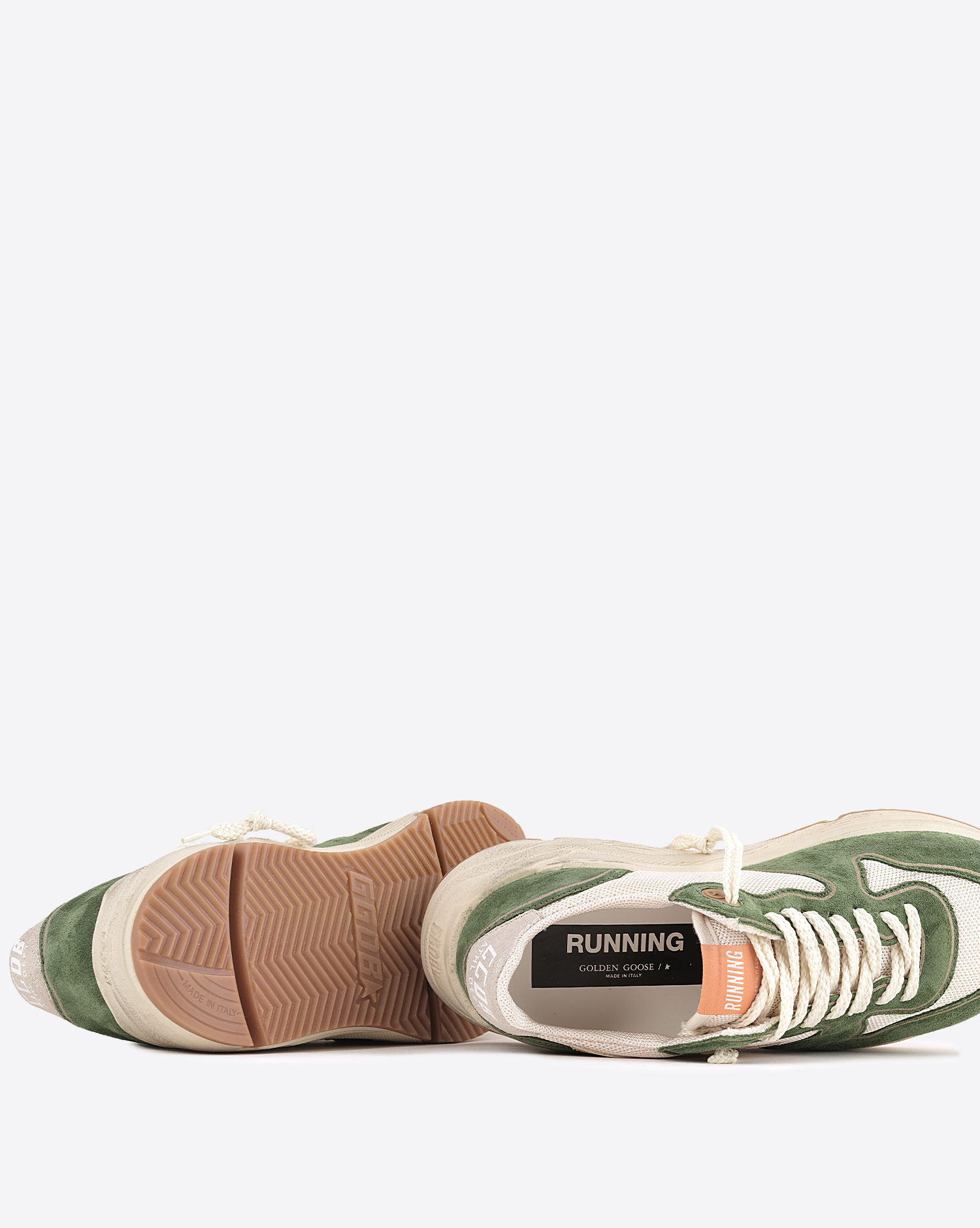 Sneakers running Sole Golden Goose femme résille crème et cuir suédé vert étoile en cuir lamé doré. Détail dessous de la semelle.