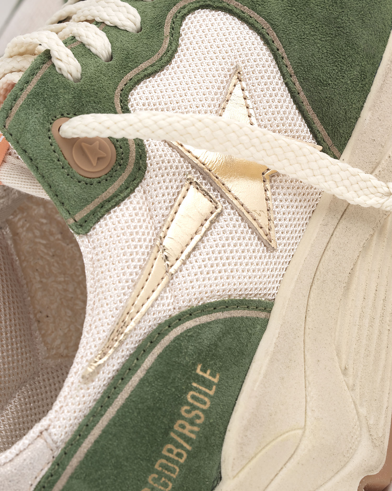 Sneakers running Sole Golden Goose femme résille crème et cuir suédé vert étoile en cuir lamé doré. Détail Matière. 