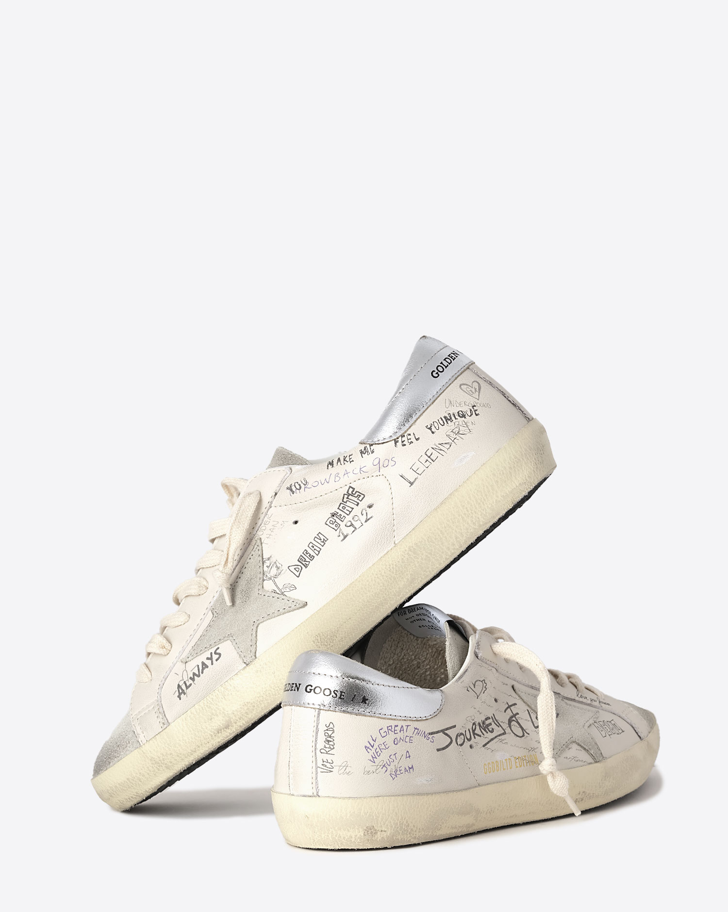 Sneakers en cuir blanc écritures et dessins noirs arrière en cuir argent Golden Goose femme. Edition limitée. Dos et arrière. 