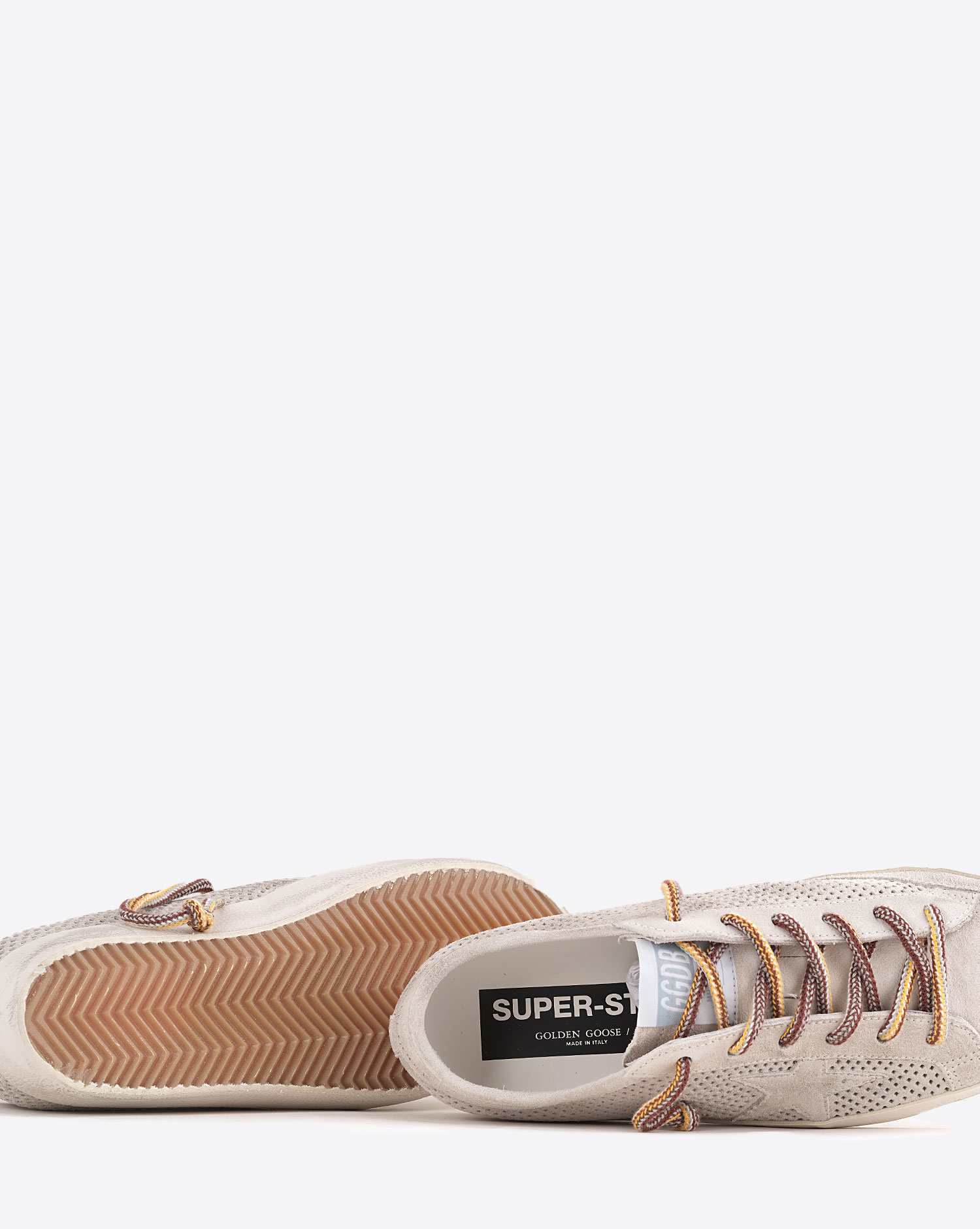 Sneakers Super-Star Golden Goose en daim crème ajouré étoile ton sur ton. Détail du dessous de la semelle.