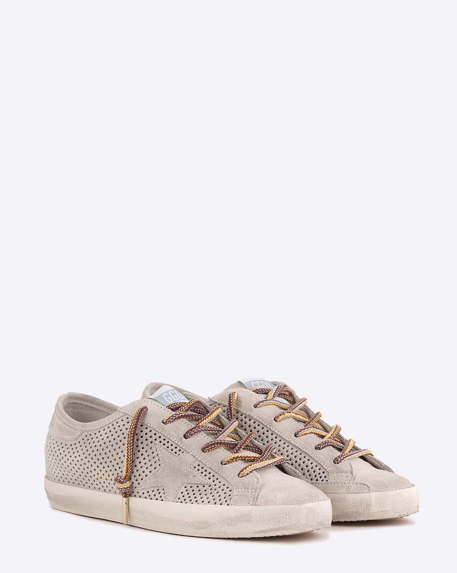 Sneakers Super-Star Golden Goose en daim crème ajouré étoile ton sur ton. Face.