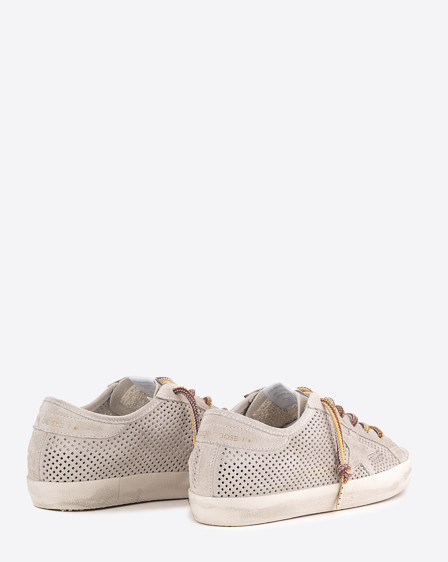 Sneakers Super-Star Golden Goose en daim crème ajouré étoile ton sur ton. Arrière.