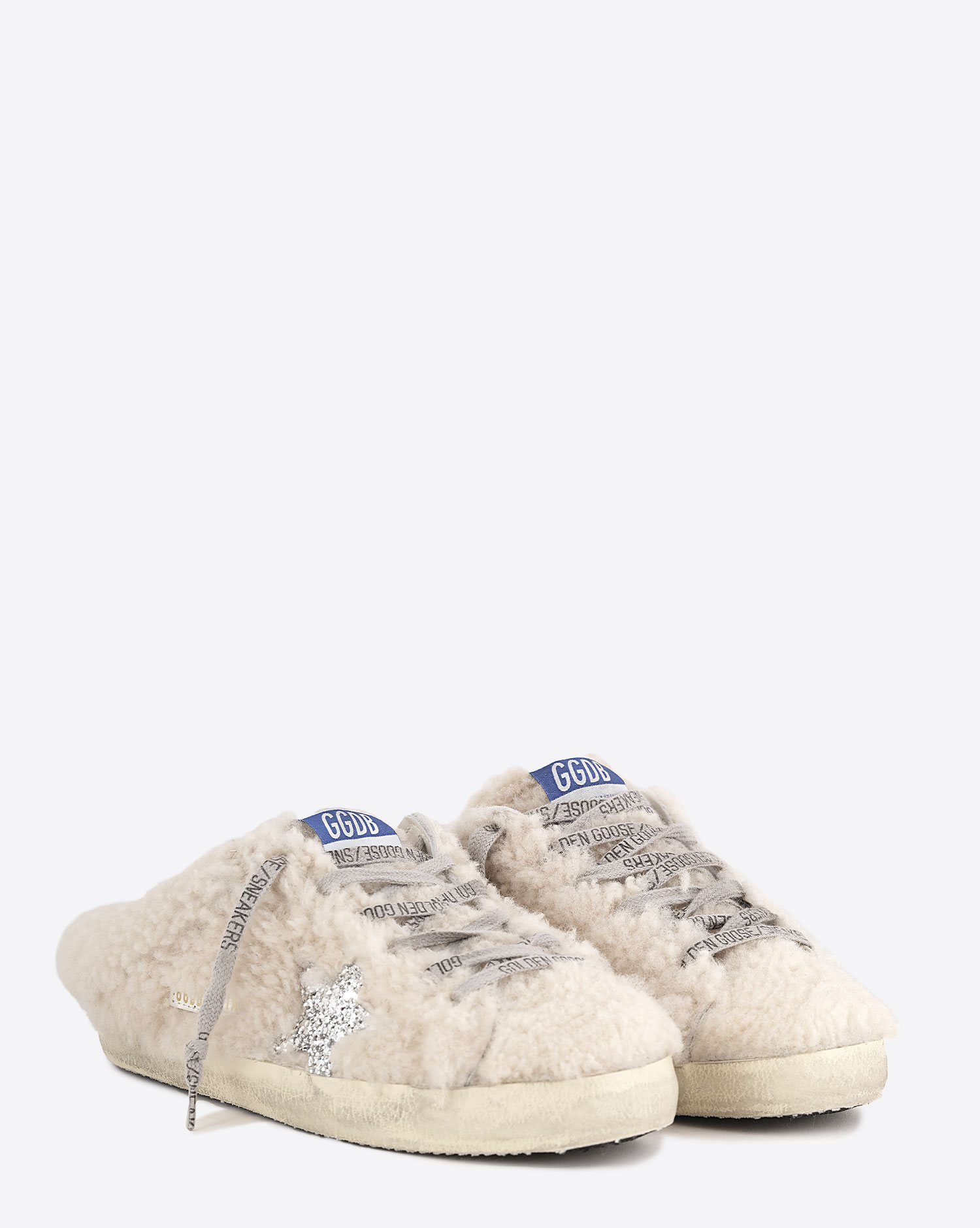 Sneakers sabot en fourrure de mouton retournée écru étoile à paillettes argentées 10757 Super-Star Sabot Golden Goose femme. Face. Détail des lacets gris logo Golden Goose Sneakers.