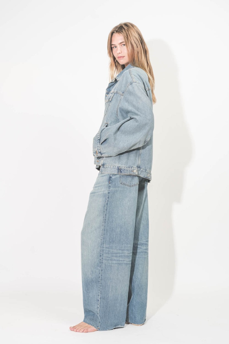 Jean Bethany denim Haikure délavage Ionic blue. Porté de profil dos.