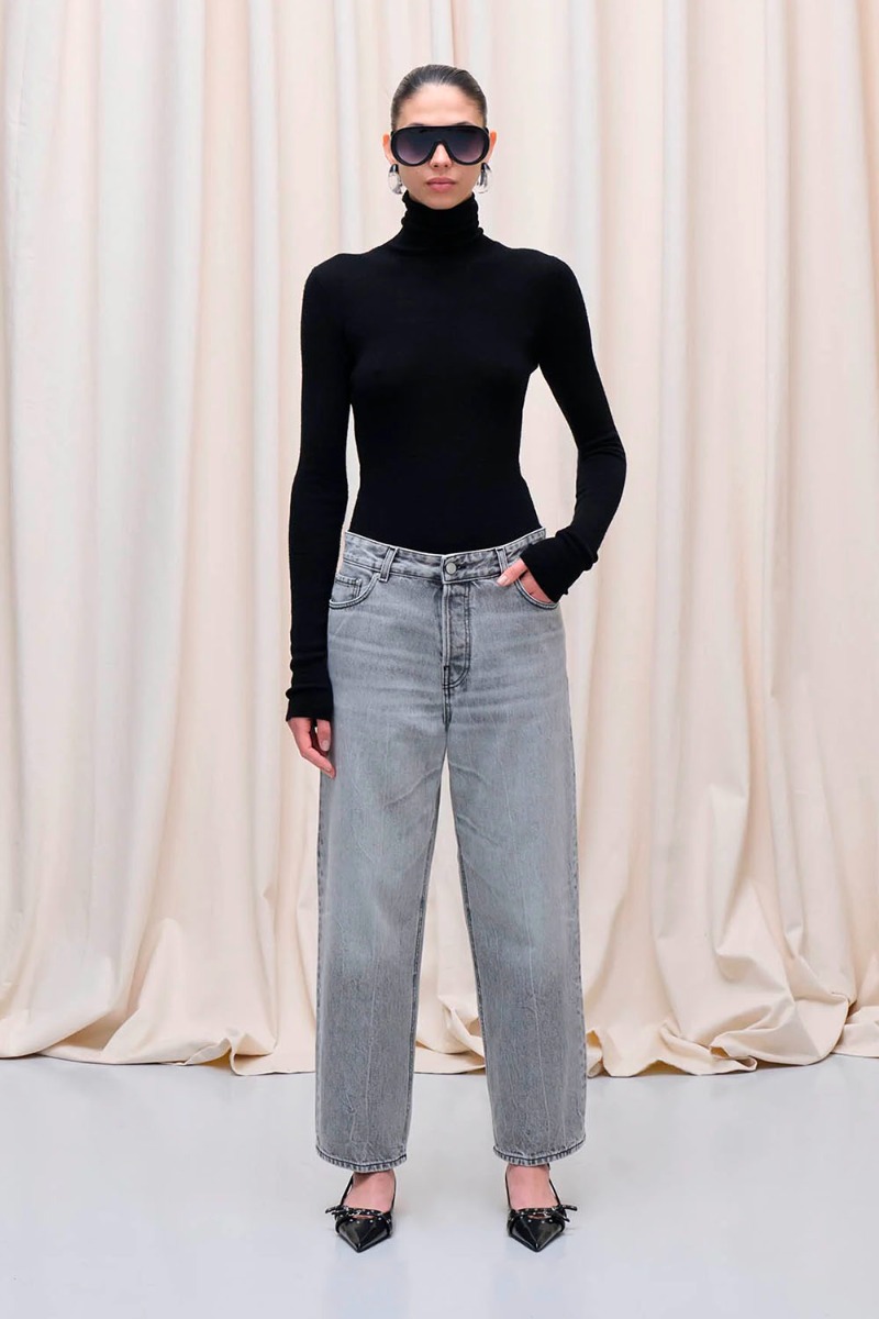 Jean Betty denim Haikure délavage Fog Grey. Porté de face.