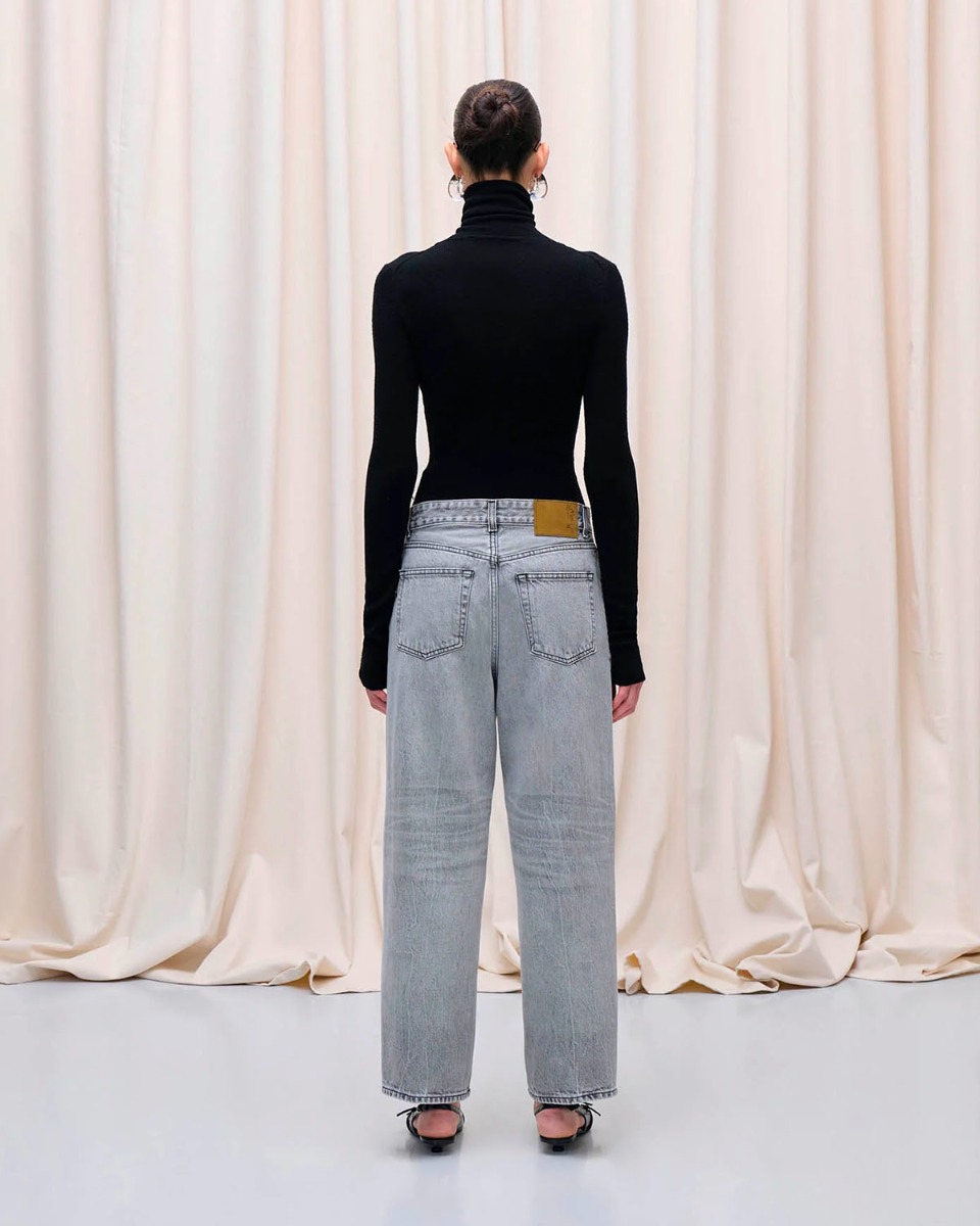 Jean Betty denim Haikure délavage Fog Grey. Porté de dos.