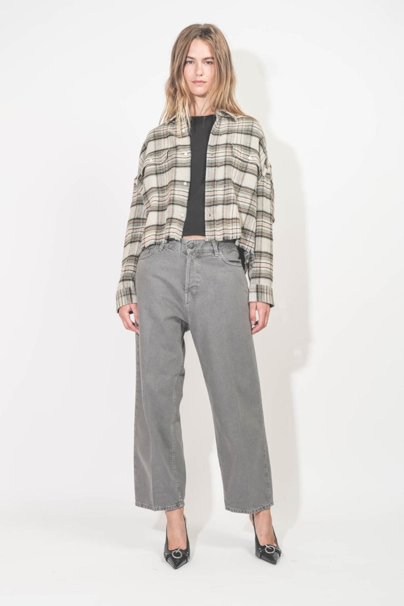 Jean Betty Haikure en denim gris Soft Lead Grey. Porté de face.