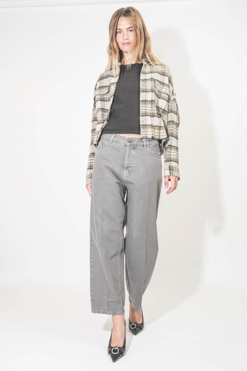 Jean Betty Haikure en denim gris Soft Lead Grey. Porté avec des talons hauts.