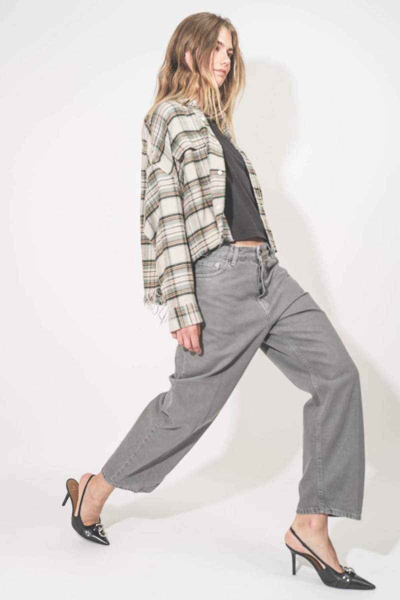 Jean Betty Haikure en denim gris Soft Lead Grey. Porté de profil.