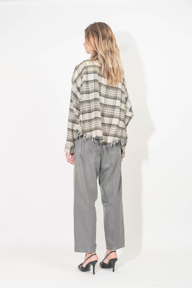 Jean Betty Haikure en denim gris Soft Lead Grey. Porté de dos.
