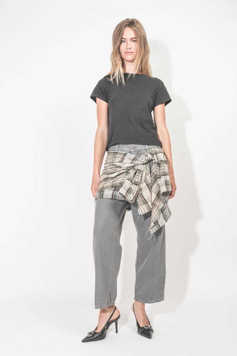 Jean Betty Haikure en denim gris Soft Lead Grey. Porté avec une chemise nouée sur les hanches.