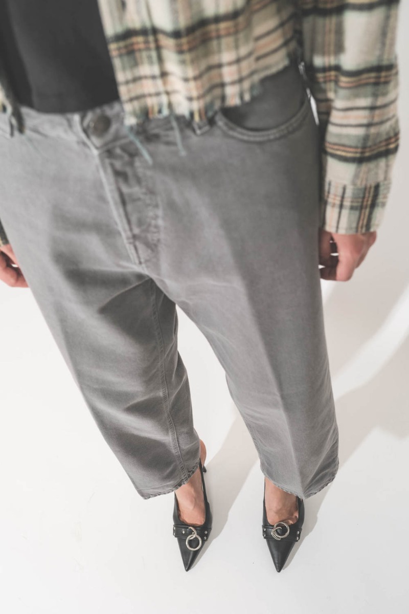 Jean Betty Haikure en denim gris Soft Lead Grey. Forme droite.