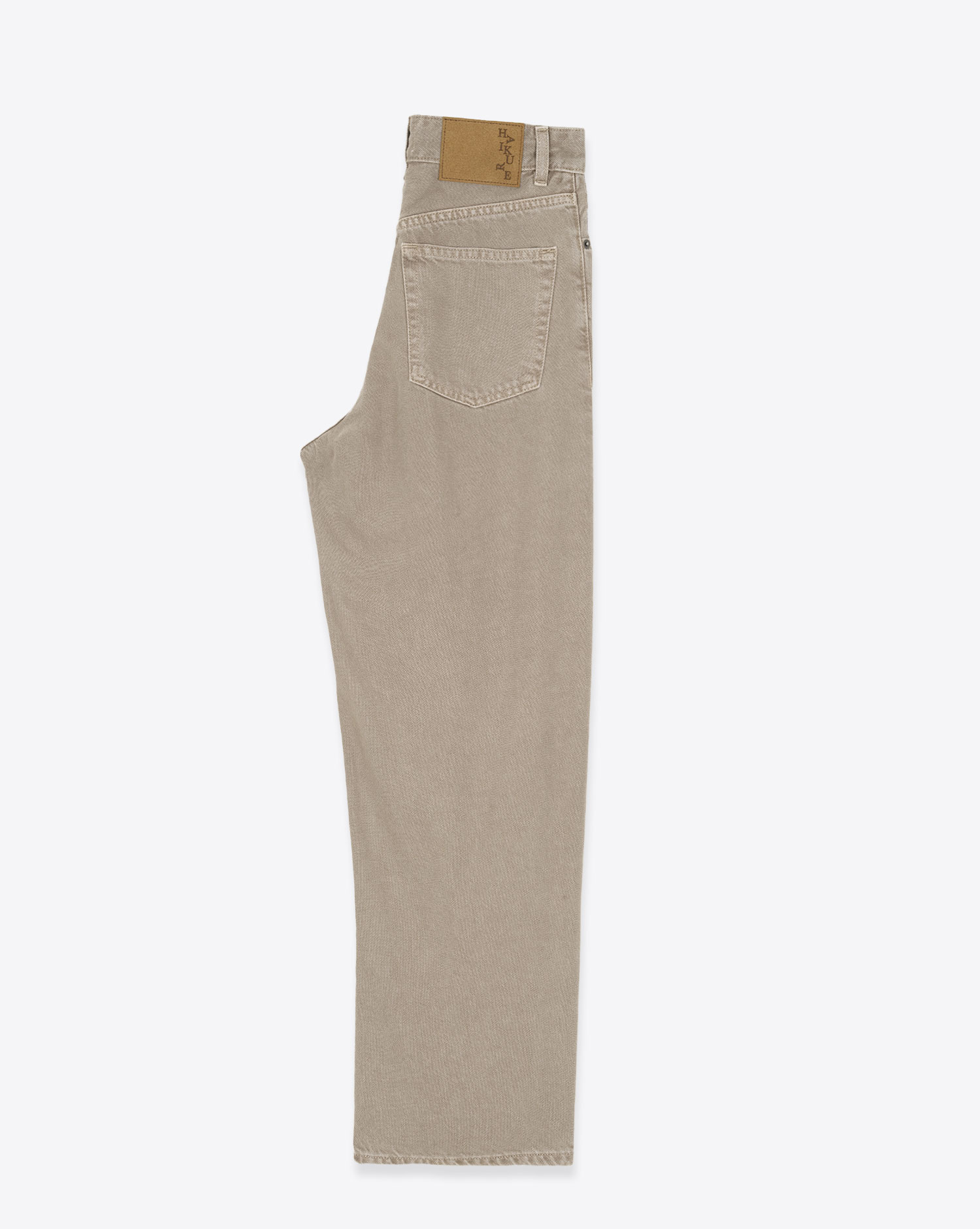 Jean droit et large Betty Haikure en toile beige. Profil.