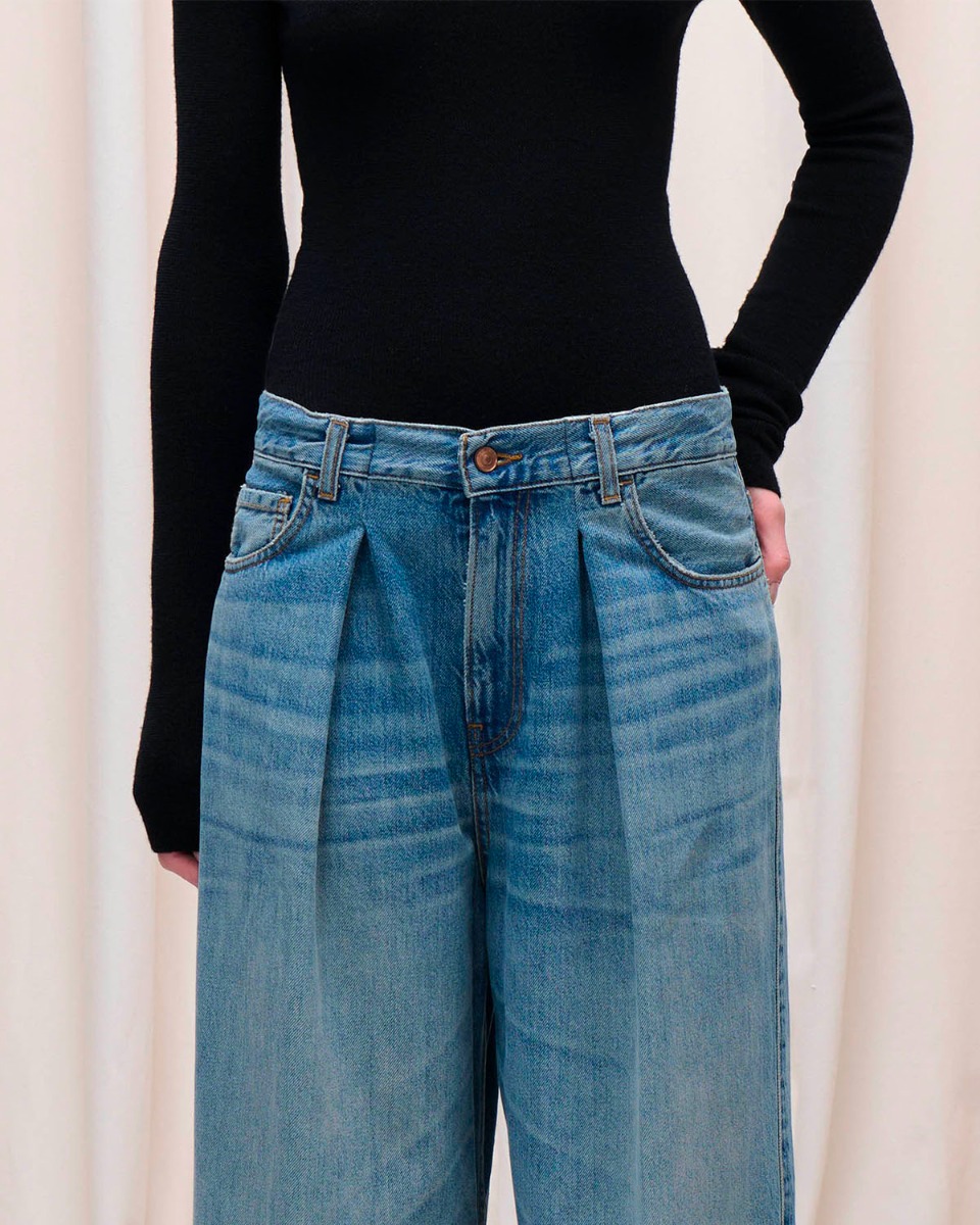 Jean Candy denim Haikure délavage Blue Tencel. Détail des pinces devant.
