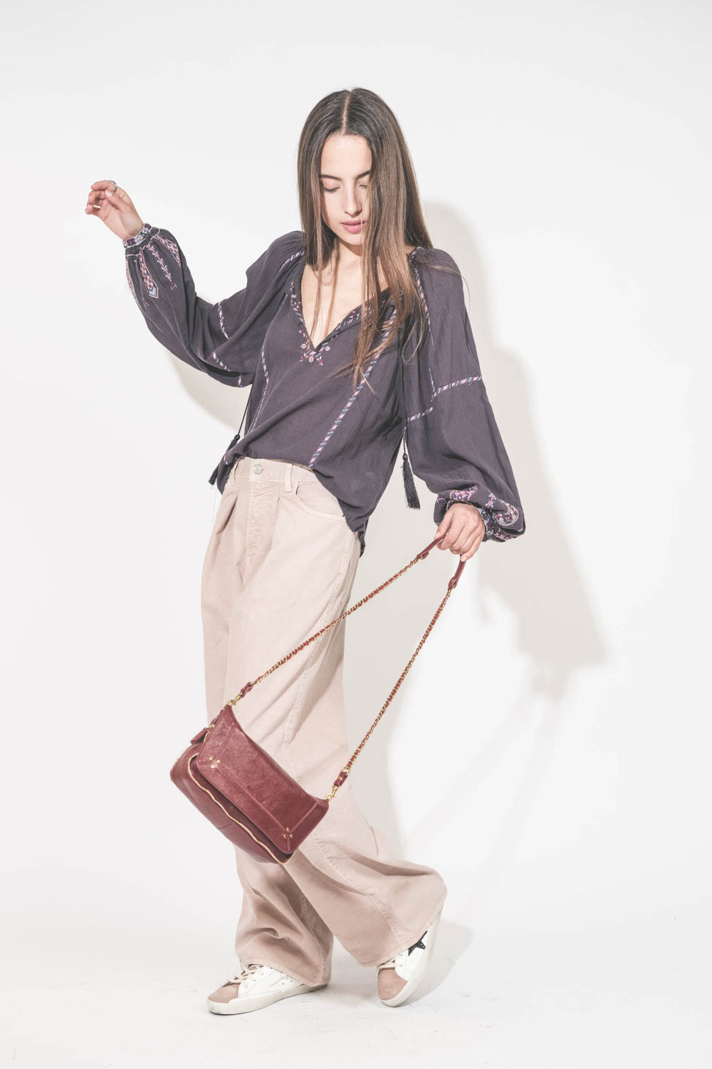 Jean large à pinces Twill 45 rose poudré Skin Candy Haikure. Porté avec un top manches longues en voile de coton brodé bleu nuit lilas Fernanda Isabel Marant Etoile et des sneakers Super Star en cuir blanc languette rose Golden Goose. Sac Bobi S en cuir a