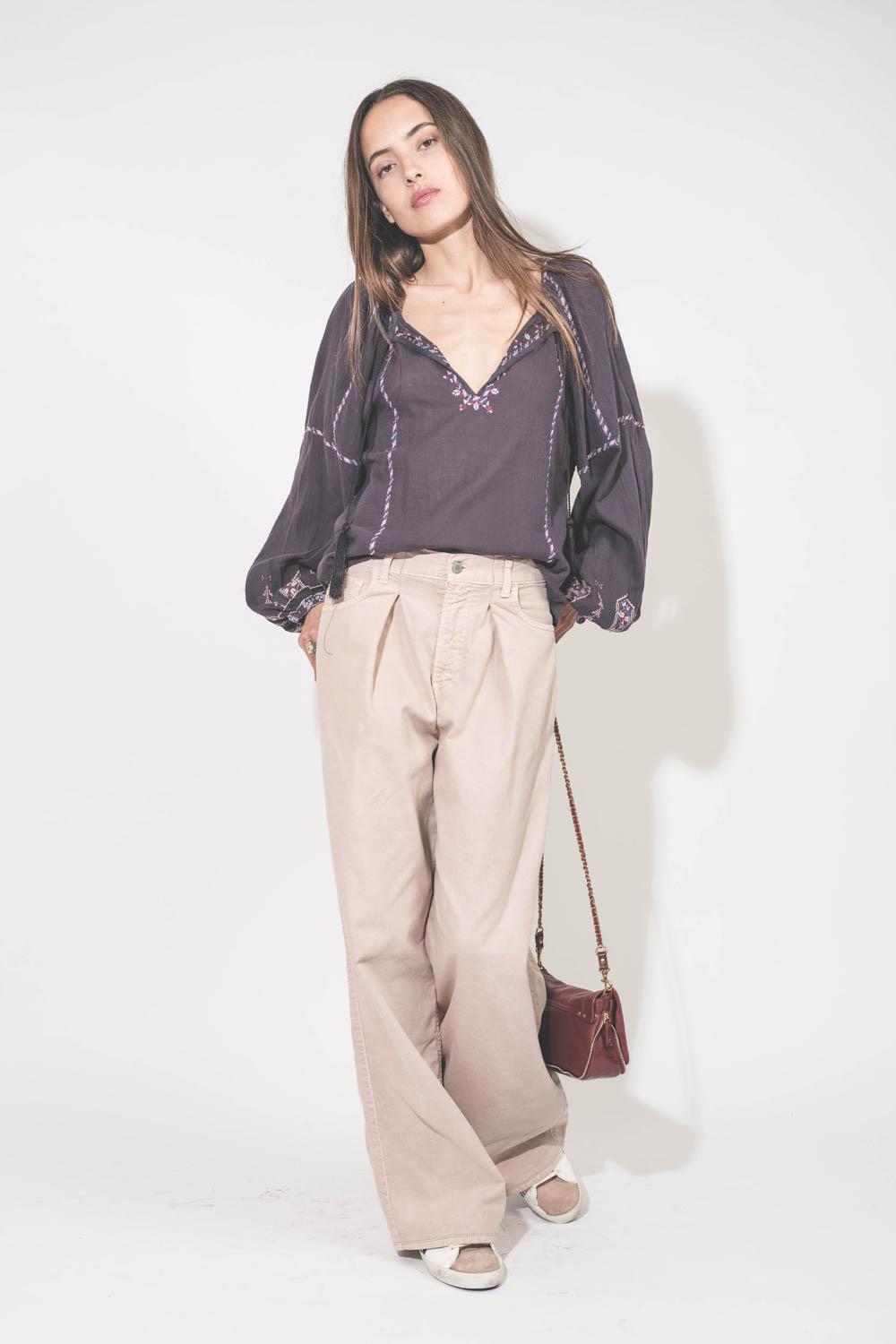 Jean large à pinces Twill 45 rose poudré Skin Candy Haikure. Porté de face avec un top manches longues en voile de coton brodé bleu nuit lilas Fernanda Isabel Marant Etoile et des sneakers Super Star en cuir blanc languette rose Golden Goose. Sac Bobi S e