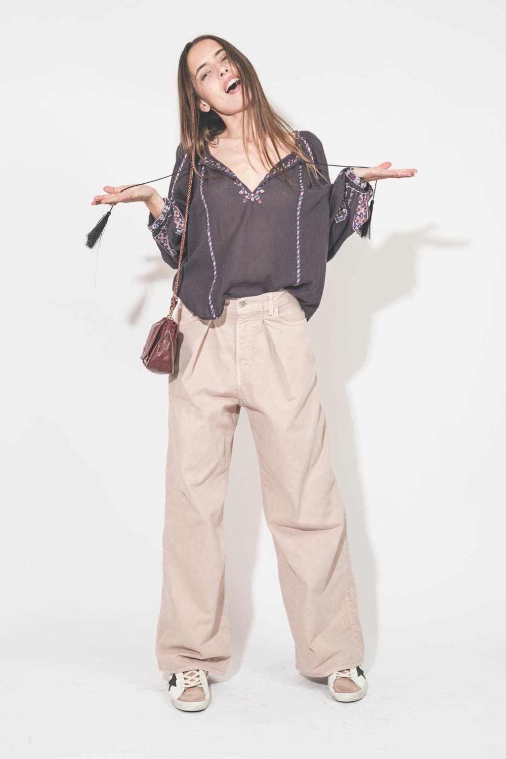 Jean large à pinces Twill 45 rose poudré Skin Candy Haikure. Porté avec un top manches longues en voile de coton brodé bleu nuit lilas Fernanda Isabel Marant Etoile et des sneakers Super Star en cuir blanc languette rose Golden Goose. Sac Bobi S en cuir a