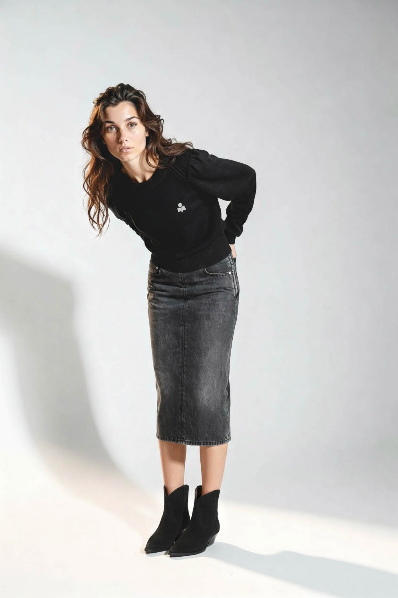 Jupe Kim Haikure en denim gris foncé. Portée de face avec un pull noir.