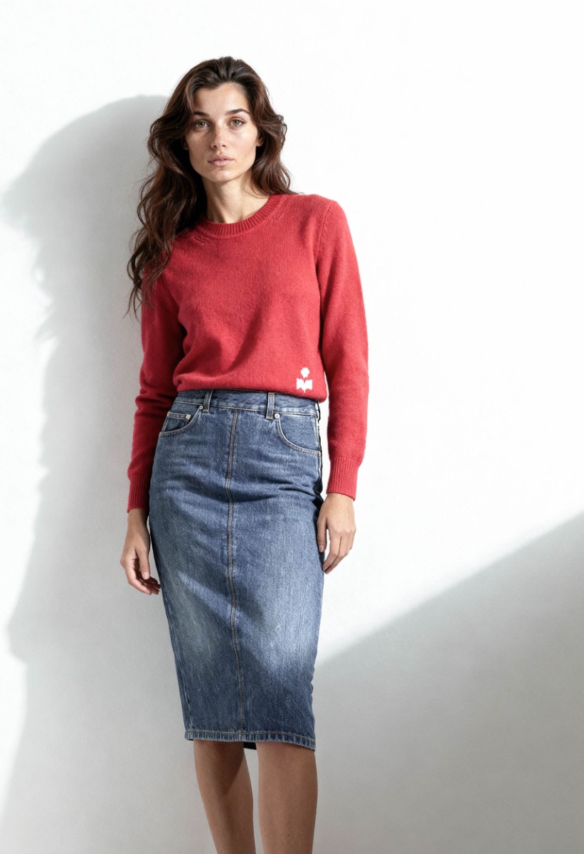 Jupe Kim droite longueur midi Haikure en denim bleu délavé, portée de face.