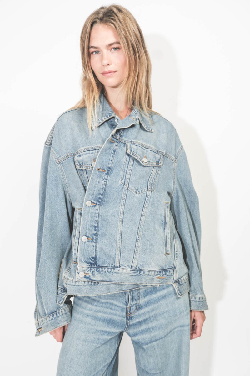 Veste Janet New Haikure en denim délavage Ionic Blue. Portée croisée.