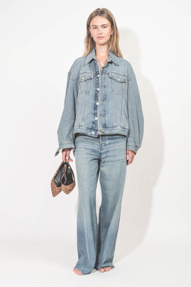 Veste Janet New Haikure en denim délavage Ionic Blue. Portée de face avec un jean assorti.