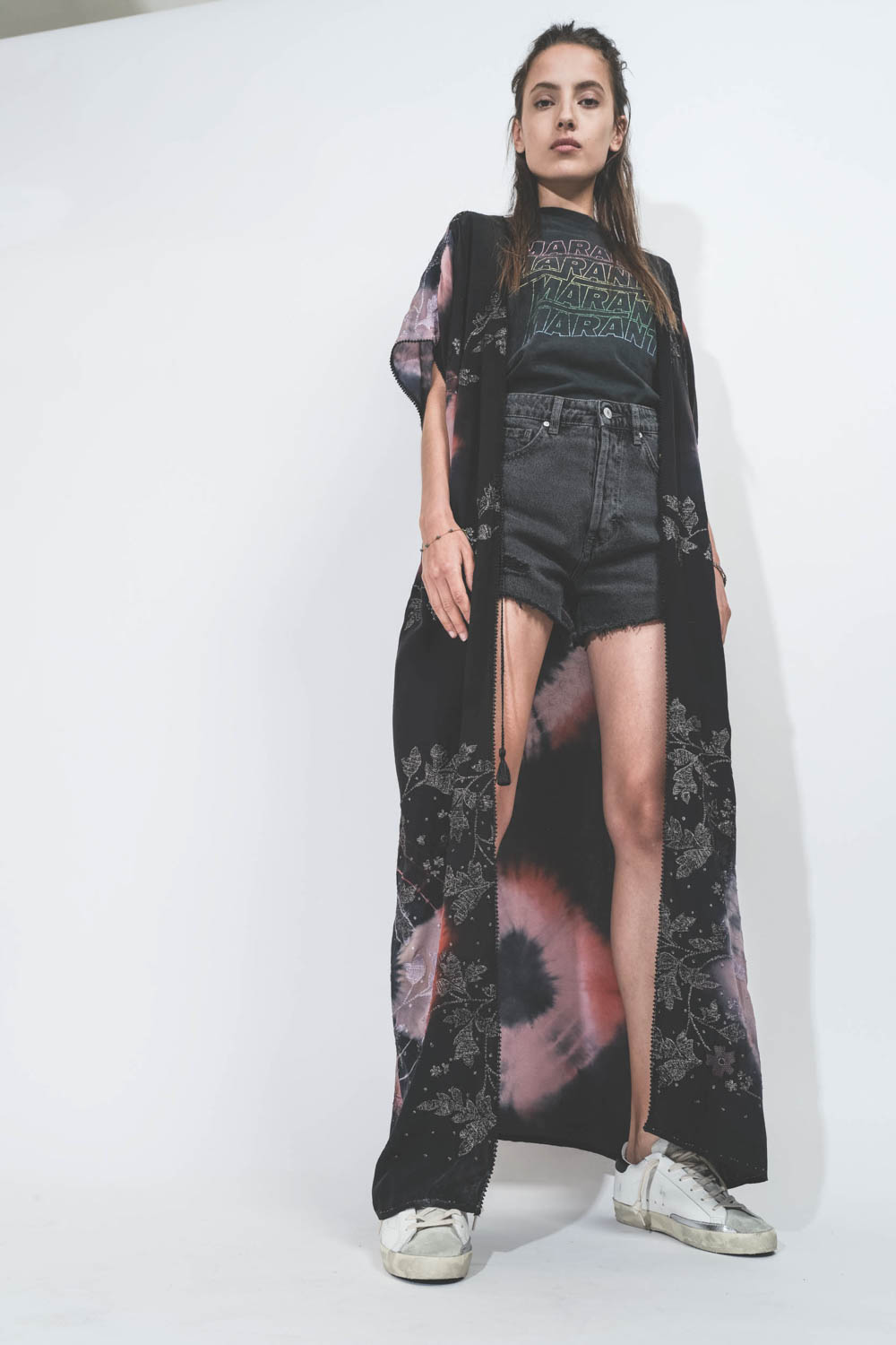 Kimono robe long en soie imprimé tie and dye Hand.So.On. Pièce unique. Porté avec un short en jean noir.