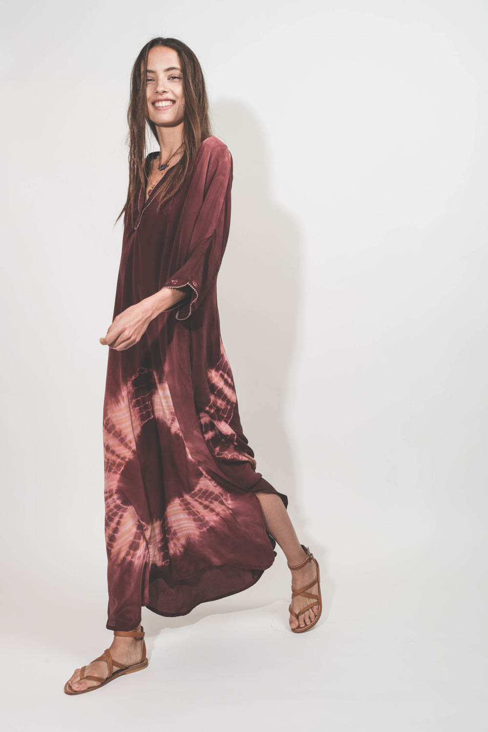 Robe longue sari en soie tie and dye Colette Hand So On. Porté de profil.
