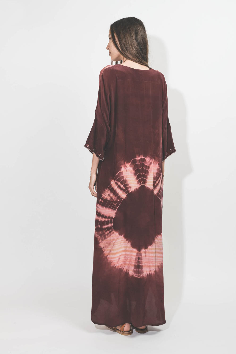 Robe longue sari en soie tie and dye Colette Hand So On. Porté de dos.