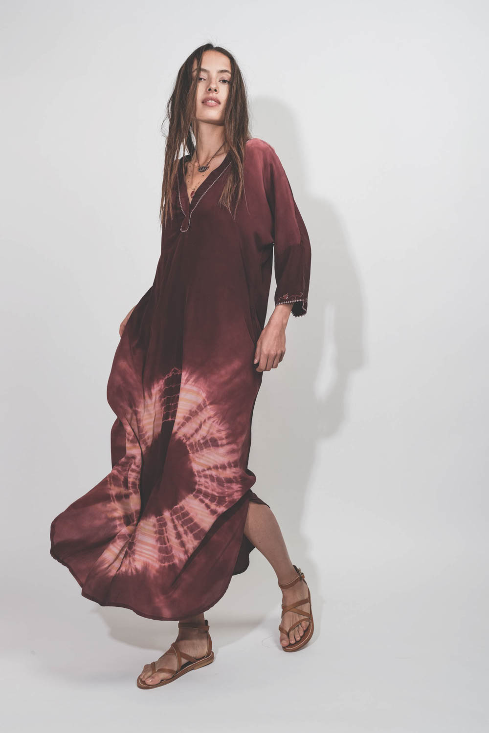 Robe longue sari en soie tie and dye Colette Hand So On. Porté avec des sandales.