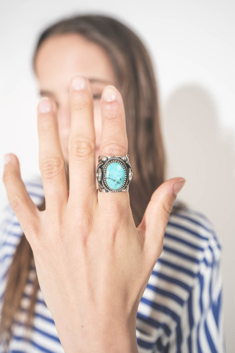 Bague chevalière en argent ciselé et noirci avec une turquoise Kingman Delbert Gordon Harpo Paris. Porté à l'index. 