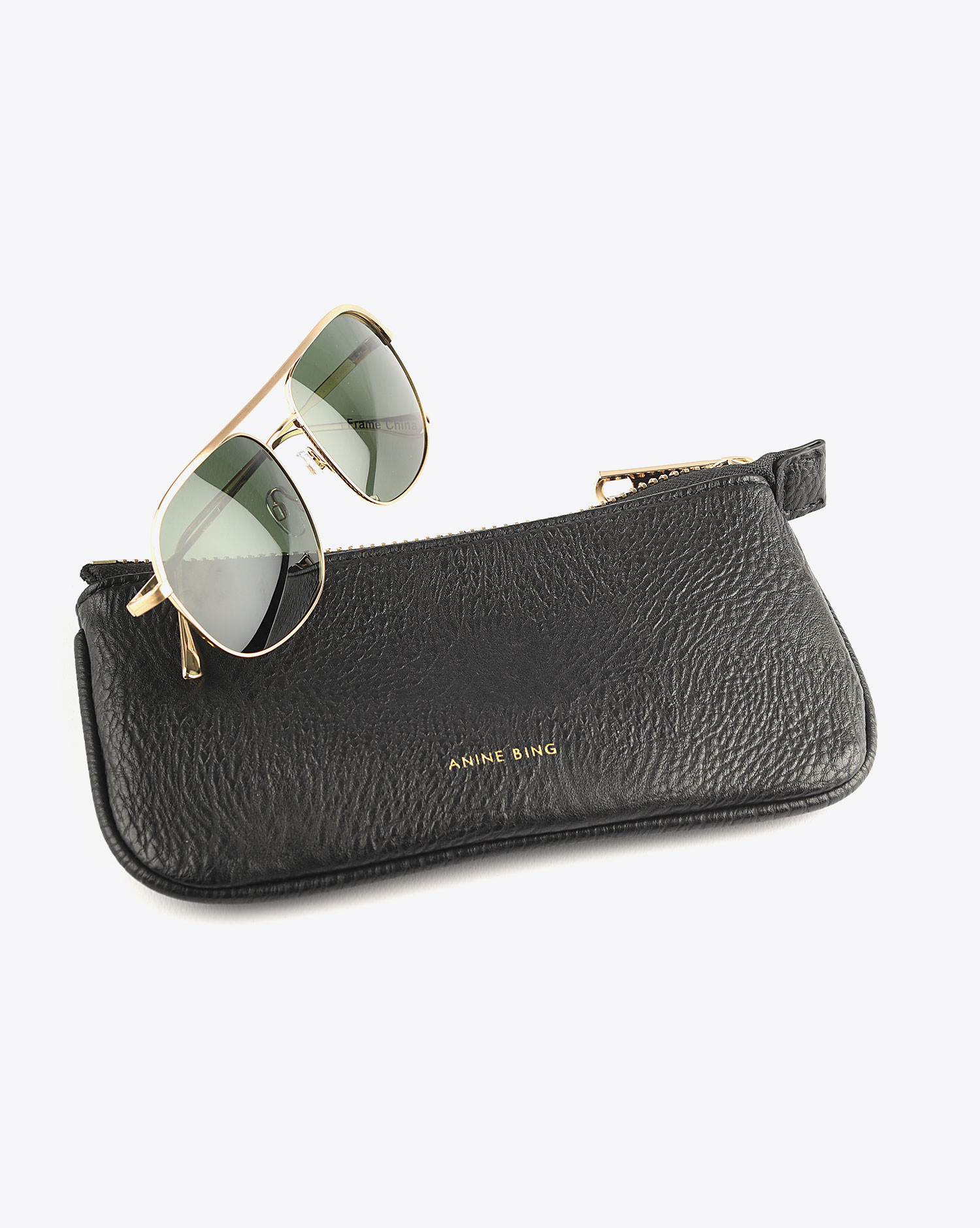 Lunettes Highland Anine Bing dorées. 

